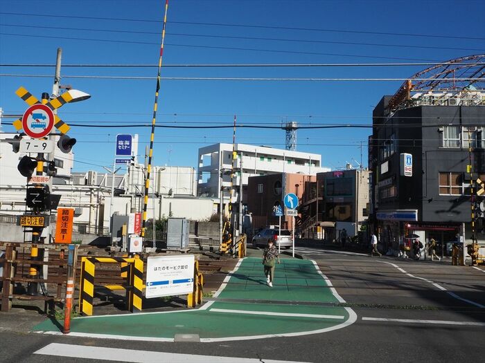 「はだのモーピク踏切」は東海大学前駅の小田原側にある