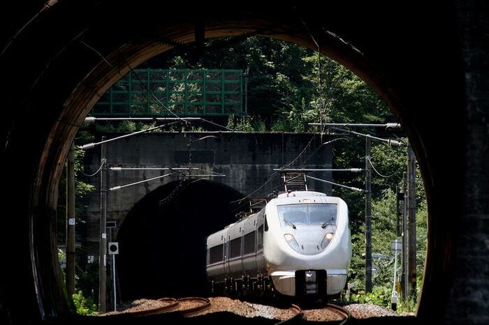 北陸トンネルを飛び出す特急列車