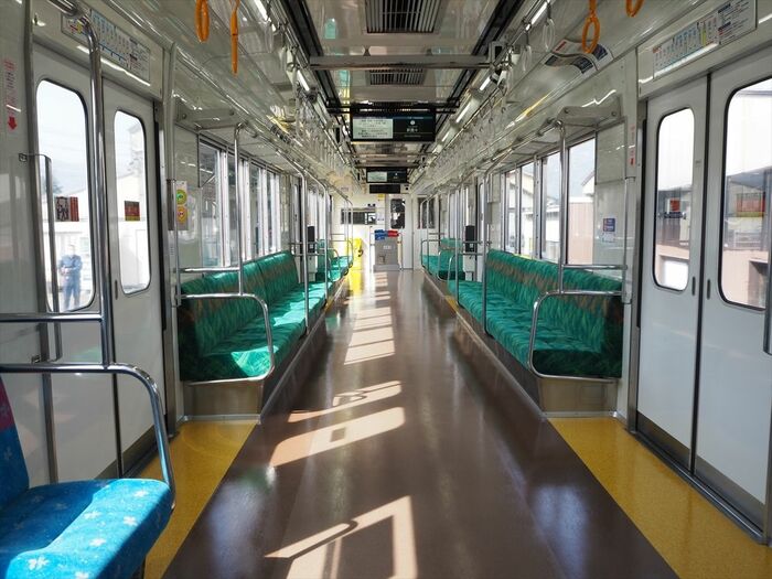 20102号車の車内。内装は東武時代から一新した