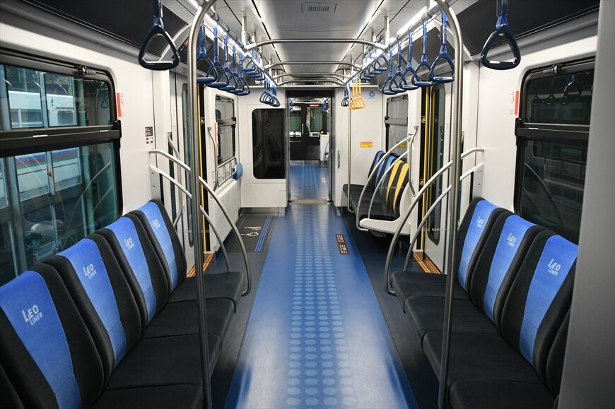 山口線の従来車両8500系はクロスシートだったが、L00（レオ）系はロングシートに変わった（記者撮影）