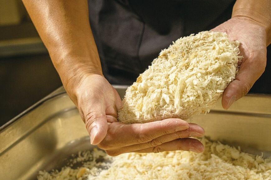 ロースかつは店内で手仕込みされている（写真：松屋フーズ）