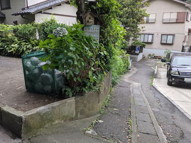 線路と反対側のゴミ集積場。坂や階段の上り下りがきつい（筆者撮影）