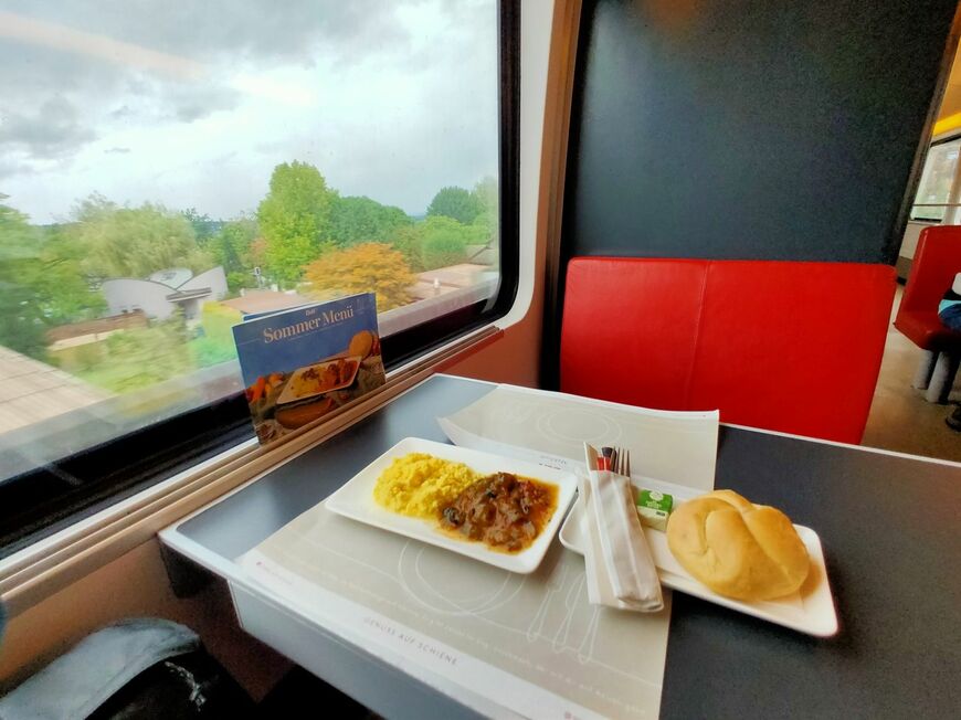 オーストリアから乗り入れる「レールジェット」の食堂車（筆者撮影）