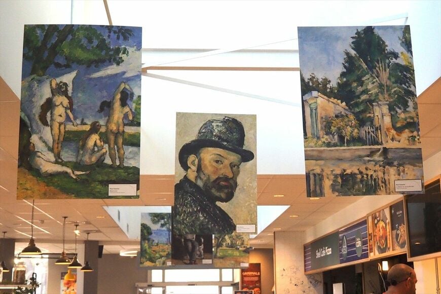 セザンヌの絵が飾られているサービスエリア（写真：佐滝剛弘）