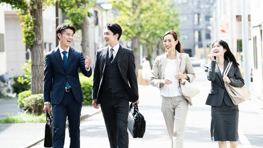 街を歩くビジネスチーム
