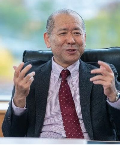 原清治（はら・きよはる）佛教大学教育学部教授。佛教大学副学長1960 年長野県生まれ。専門は教育社会学、学校臨床学。最近の研究テーマは、学力低下の問題や、携帯電話を使ったネットいじめなど。関西教育学会会長、日本教育実践学会副会長、日本教育社会学会代議員、日本教師教育学会理事。京都府家庭教育審議会会長、京都府私立学校審議会副会長、京都府いじめ調査委員会委員長を務めるほか、教育委員会や行政のさまざまな教育計画や政策立案にも関わる。2020 年度と2024年度に文部科学大臣表彰。著書に『ネットいじめの現在（いま）』『新しい教職教育講座教職教育編 教育実習・学校体験活動』（ミネルヴァ書房）など多数（写真：原氏提供）
