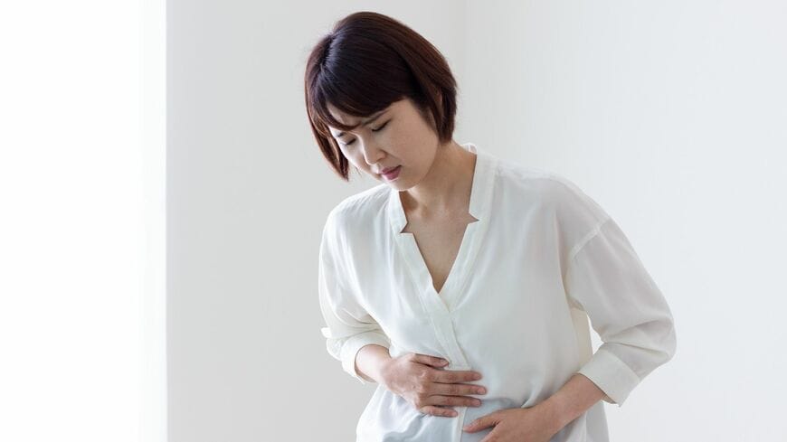 夕方になると起こる下腹部の不調には、原因があるかもしれません（写真：kimi／PIXTA）
