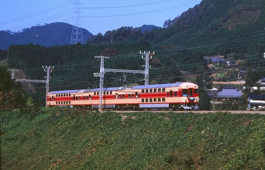 団体専用車の20100系「あおぞら」（撮影：南正時）
