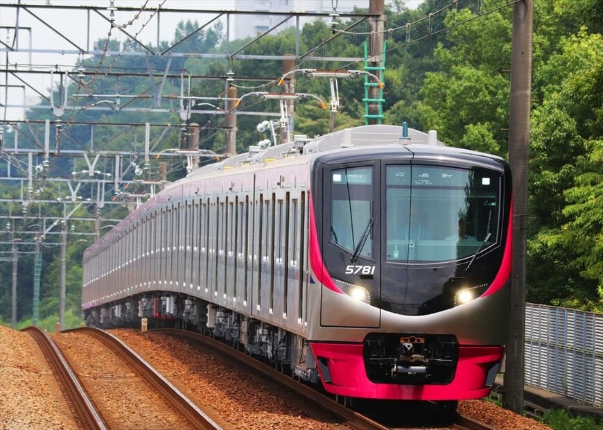 営業運転開始前、相模原線内で試運転する5000系＝2017年7月（撮影：南正時）