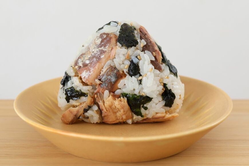 さば缶と韓国海苔と白ごまのおにぎり