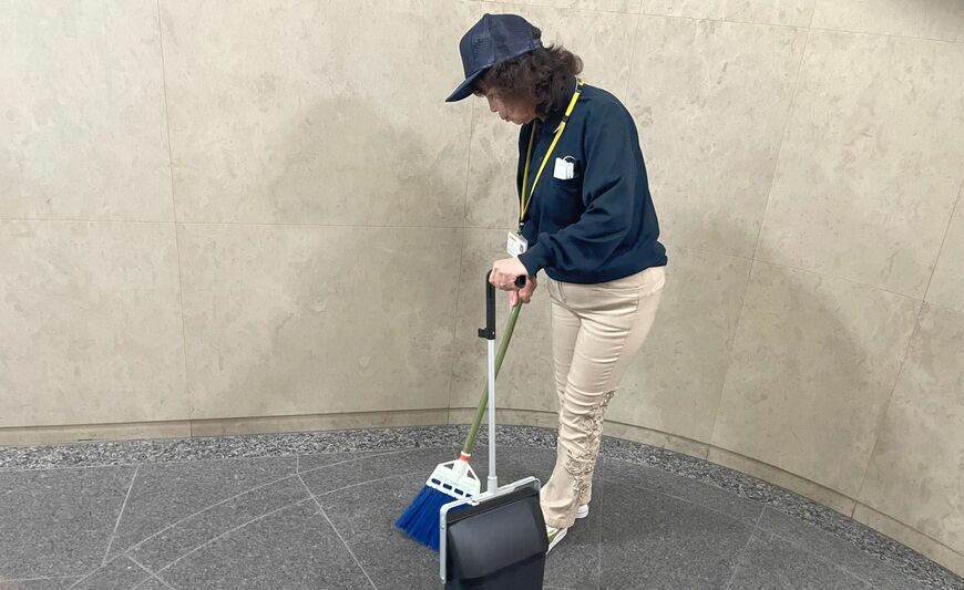 マンションの清掃業務に従事する女性