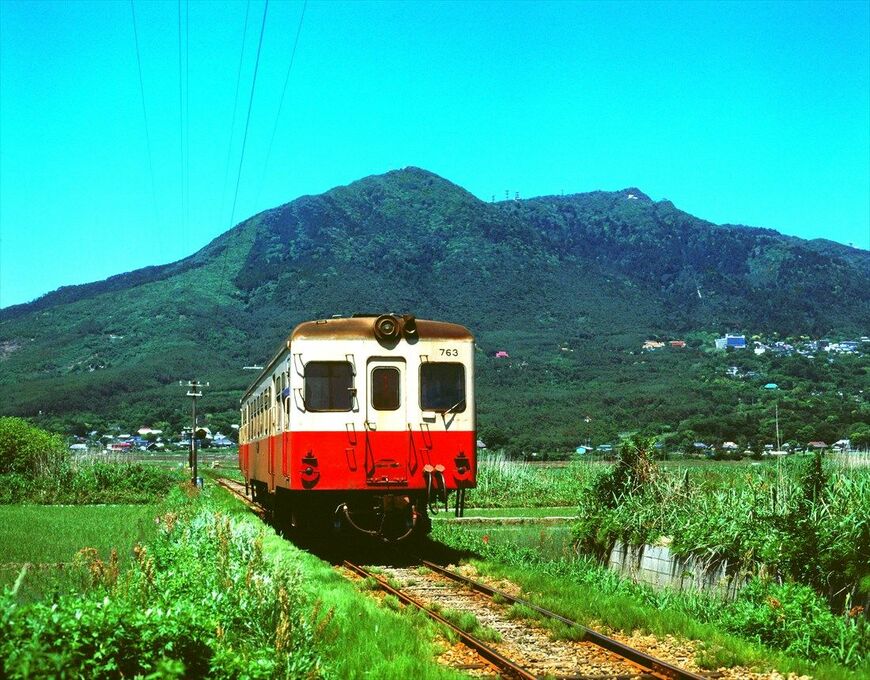 筑波山をバックに走る筑波鉄道の気動車。同線は1987年春、国鉄と同時に姿を消した（撮影：南正時）