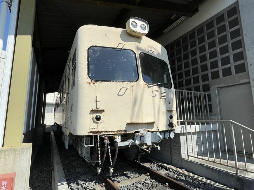 妻沼展示館に保存されているキハ2002号車。当時流行した前方2枚窓の「湘南スタイル」や、側面窓に上段Hゴム固定の「バス窓」などが採用されている（筆者撮影）