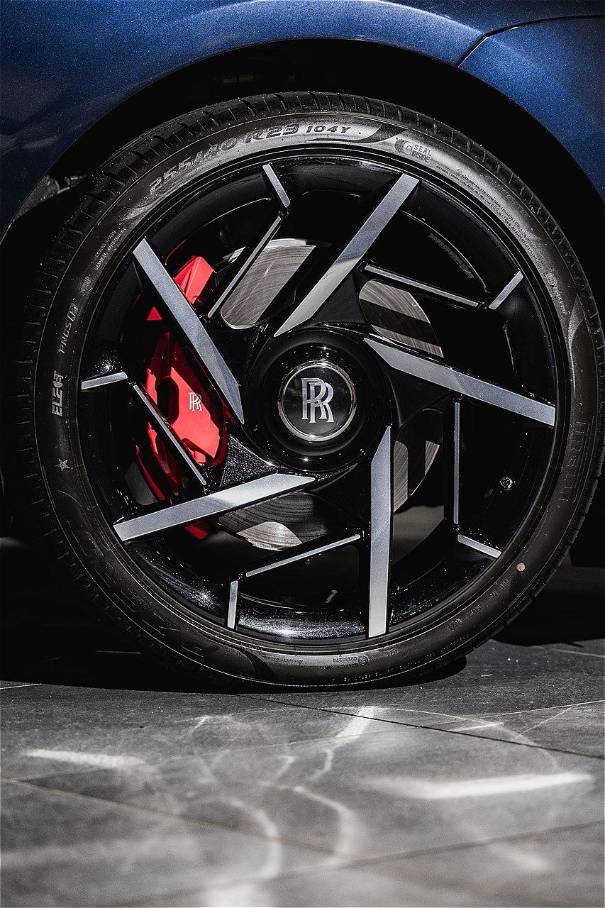 ロールス・ロイス「ブラック・バッジ・スペクター」（写真：ロールス・ロイス・モーター・カーズ）