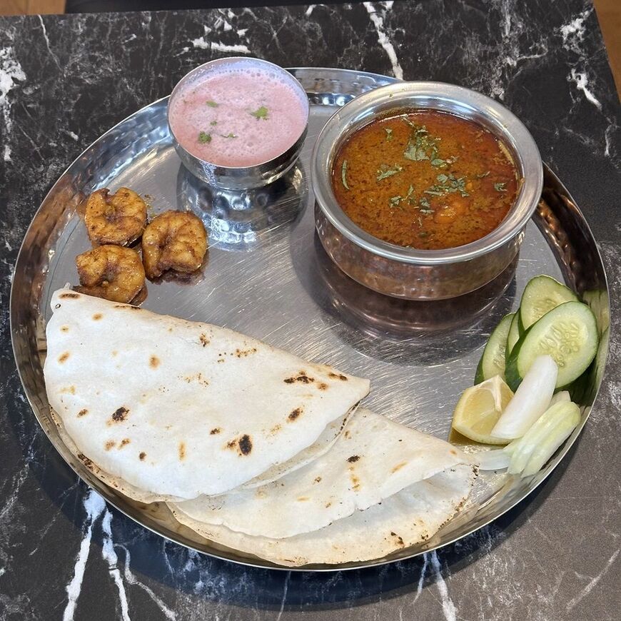 Desai Foods（船堀）のMalwani Prawns。西インド・マハーラーシュトラ州のマルワニ地方で食べられる珍しい料理が並ぶ（写真：八木さん提供）