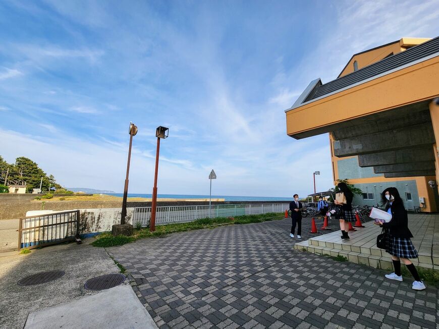 校舎のすぐ前に太平洋が広がる（写真：中島氏撮影）