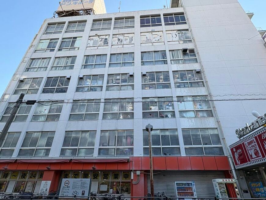 本八幡駅（メガドンキの年季の入った外壁）（写真：筆者撮影）