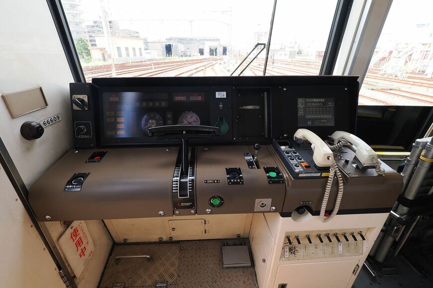 広々とした印象の運転台。ワンハンドルマスコンを採用している（撮影：伊原薫）