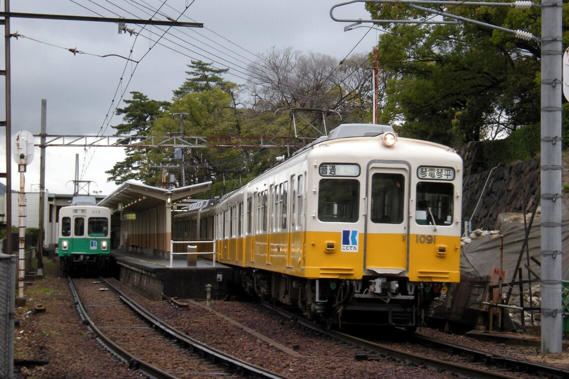 高松築港駅を発車した琴平線の電車
