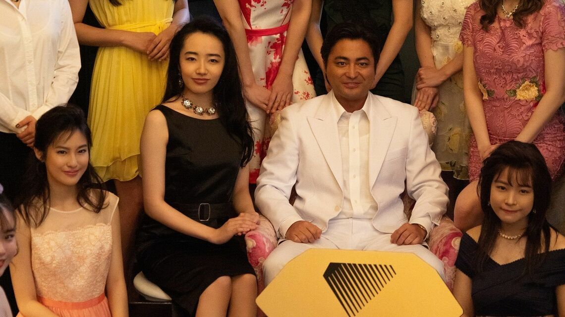 山田孝之主演『全裸監督』シーズン2が6月24日に全世界独占配信された。AV女優たちに囲まれた帝王・村西とおるの運命はいかに（写真：Netflix）この記事の画像を見る(◯枚)