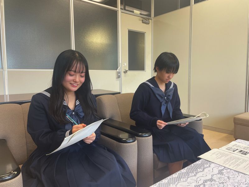 インタビューに答える黒田真由さん（左）と山崎心南さん（右） （写真：高知商業高校）