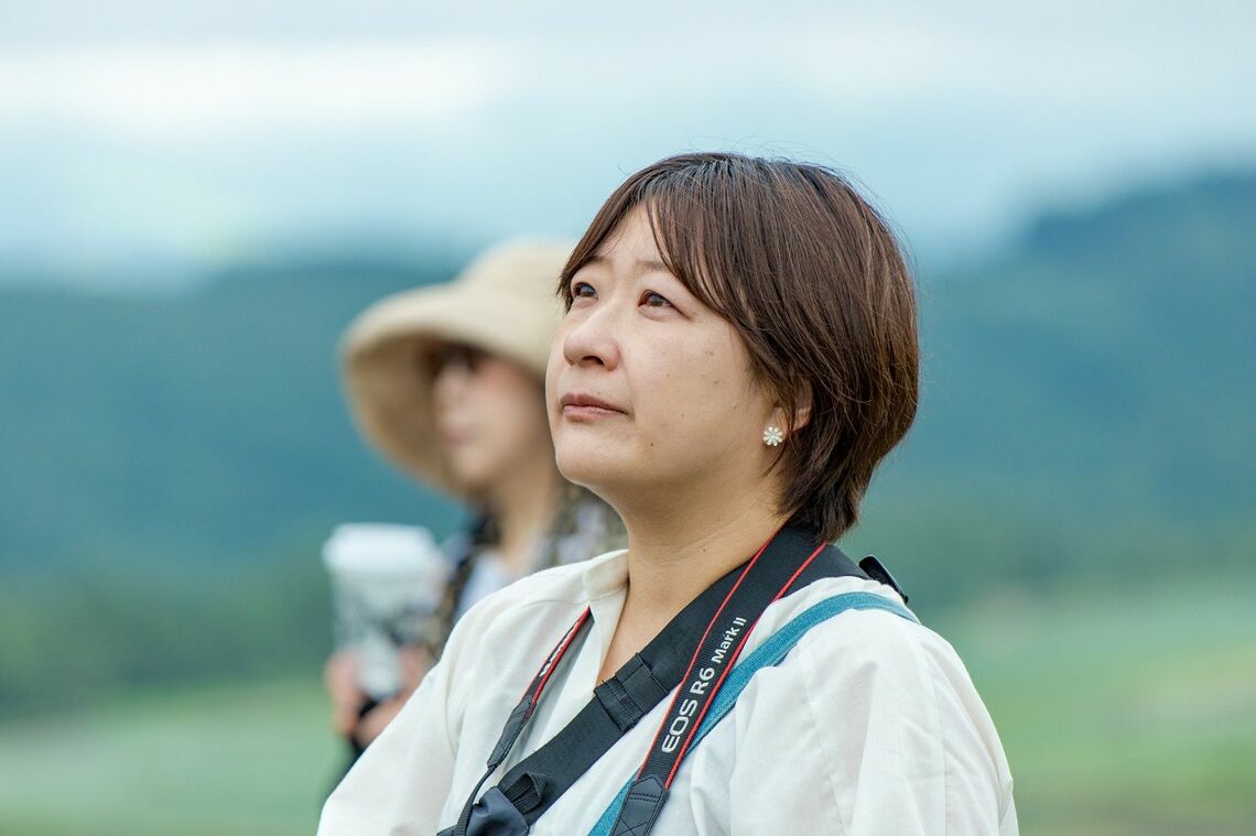 夫の渾身のメッセージを受け止める妻（写真提供：妻との時間をつくる旅/群馬県嬬恋村