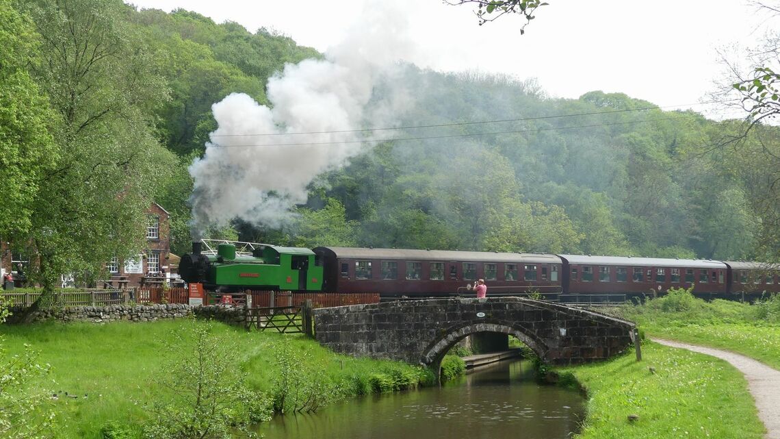 イギリスには数多くの保存鉄道がある。イングランド中部を走るチャーネット・ヴァレー鉄道の蒸気機関車（撮影：田中貞夫）