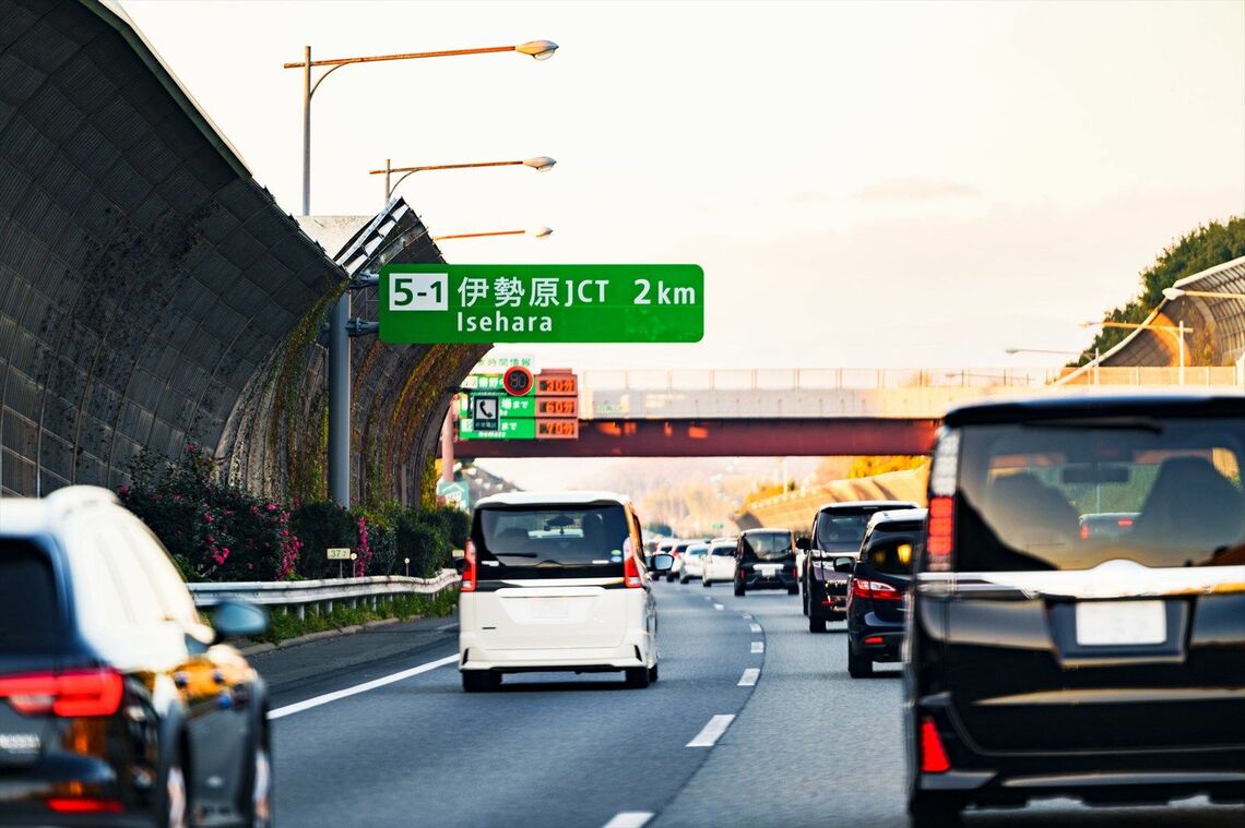 伊勢原JCT付近や大和トンネル付近など、東名高速には渋滞の要所が多い（写真：show999 / PIXTA）