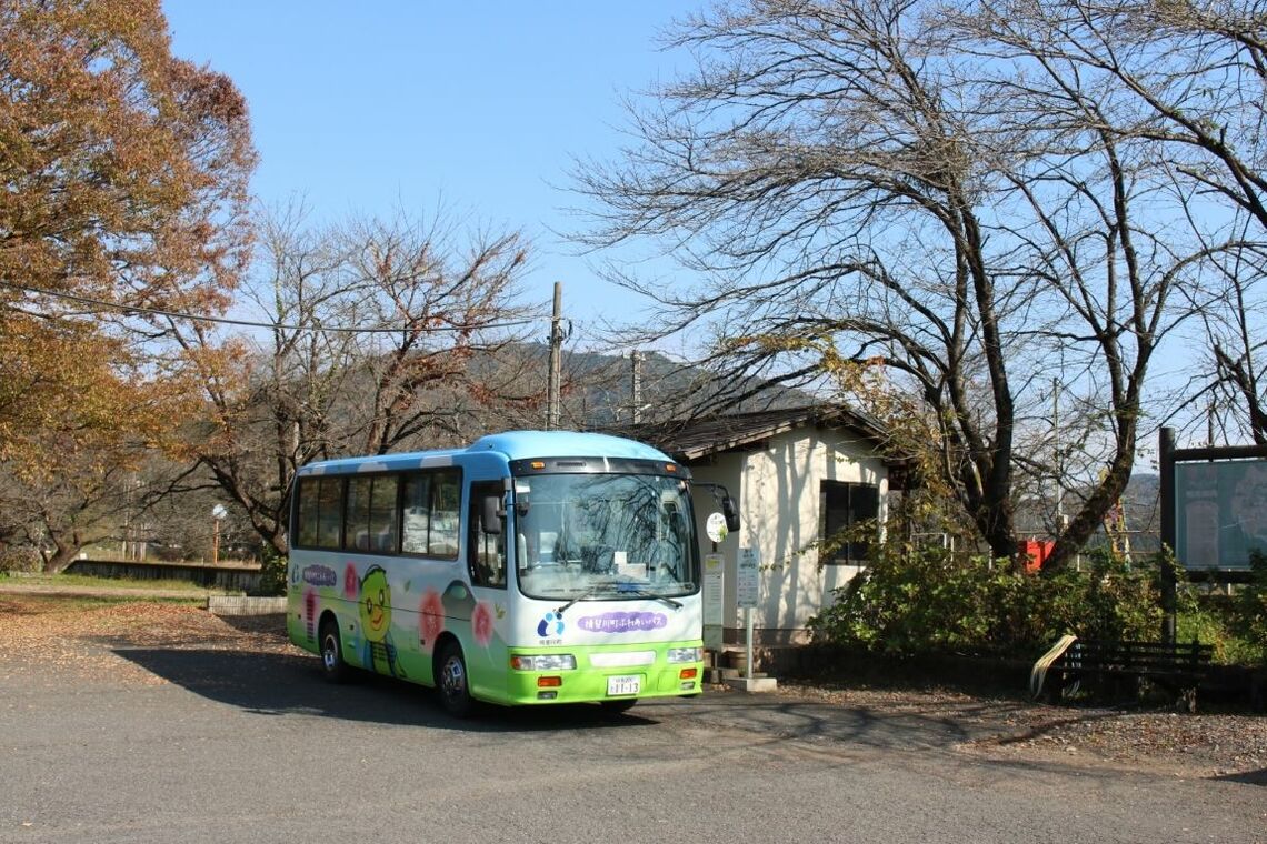 谷汲口駅に到着した揖斐川町ふれあいバス（筆者撮影）