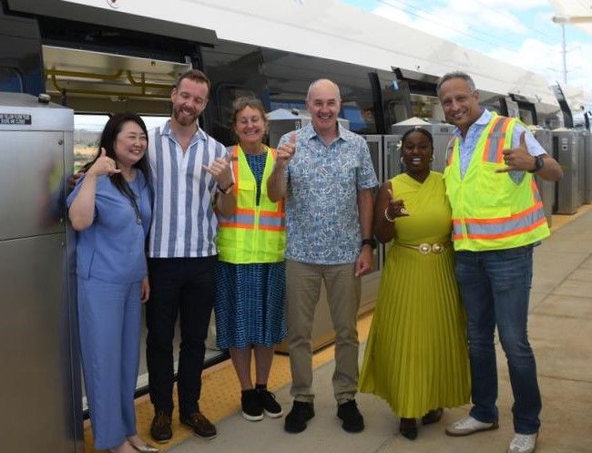 日立のドーマー副社長（右から3番目）とスタッフたち（記者撮影）