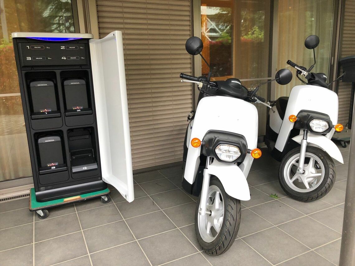 交換可能なバッテリー「Mobile Power Pack」を使う電動2輪車（筆者撮影）