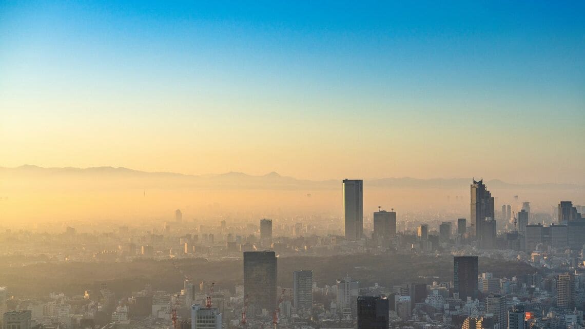 未来を見通すことがいかに難しいか。それはここ数年の私たちの実感するところである（写真：まちゃー／PIXTA）