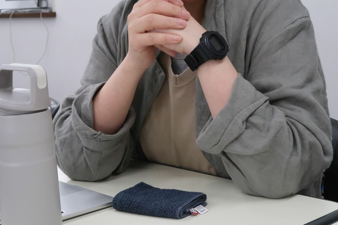 労働組合を通して“成果”を得ても、同僚の多くは冷ややかといった体験を語りながらも、ユウコさんからはユーモアと笑顔が絶えなかった。ゆるぎない信念を持つ彼女にとって、感謝されるかどうかなどはささいなことなのかもしれない（写真：編集部撮影）