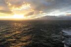 南島から北島へ。緯度が高く夏の太陽はなかなか沈まなかっ