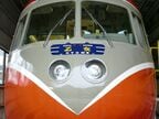 鼻先に2つ並んだヘッドライト