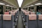 1号車の車内。照明は通路上のほか