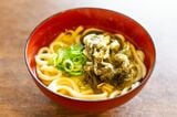 ネギとおぼろ具（80円）を乗せたかけうどん