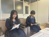 インタビューに答える黒田真由さん（左）と山崎心南さん（右） （写真：高知商業高校）