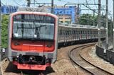 運行を開始したインドネシア国産の通勤電車「CLI-225型」。写真は1番列車を務めた第1編成（筆者撮影）
