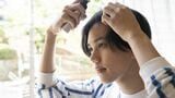 男性の髪の悩みを解消するスタイリングテクニックとは（写真：Taki／PIXTA）