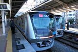小田原行きと新宿行きの電車が並ぶ（記者撮影）