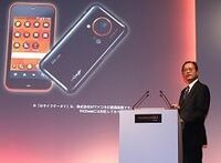 ＫＤＤＩが１１月シャープ製スマートフォンを発売、「出遅れ」は取り戻せるか？