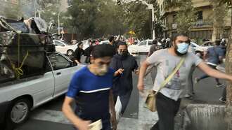 警官を取り囲み袋叩き｢イラン反体制デモ｣の壮絶