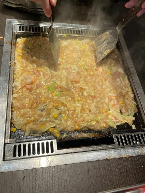 鉄板で焼いているところ