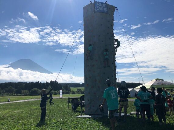 富士山を背景に、三菱社員とユーザーのコミュニケーションが各所で見られた（筆者撮影）