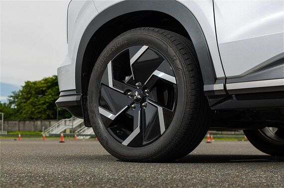 タイヤは、ブリジストン・アレンザの225/50R18サイズが装着されていた