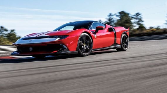 2025年9月9日にSF90ストラダーレにかわるトップモデルとして登場したフェラーリ「849テスタロッサ」。スタートプライスは、クーペボディの849テスタロッサ・ベルリネッタが6465万円、オープンボディの849テスタロッサ・スパイダーが7027万円となる