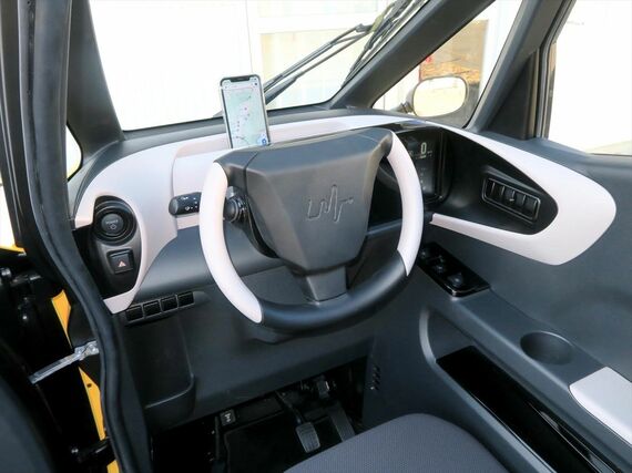 操作性は乗用車とほぼ同じ。エアコンやカップホルダーなど、快適性や機能性も追求されている（筆者撮影）