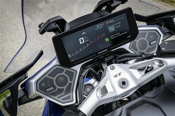 10.25インチの横長フルカラーTFTディスプレイを搭載。オプションの「オーディオPRO」は左右に高性能スピーカーを装備する