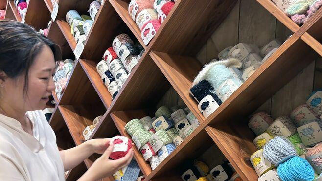 真夏でも広がる｢編み物の輪｣､自由な楽しみ方